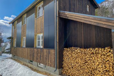 Nå har også hytten på Mjølfjell fått solceller, denne gang veggmonterte.