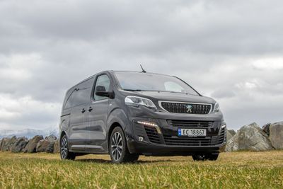 Peugeot e-Traveller er en stor og praktisk familiebil som i teorien burde tilfredsstille de fleste behov.