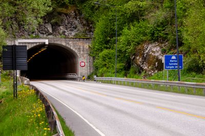 Fra sørsiden av den eksisterende Klettatunnelen, der ny gang- og sykkeltunnel skal gå inn i fjellet til høyre for den eksisterende tunnelen.