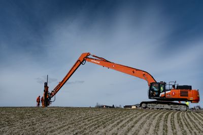 Ytterst på armen sitter et borehode spesiallaget for geotekniske grunnundersøkelser. Mens en vanlig rigg har motor, belter, kraftforsyning og hydraulikk får denne enheten alt fra gravemaskinen, og man kan obre på utilgjengelige og usikre steder.