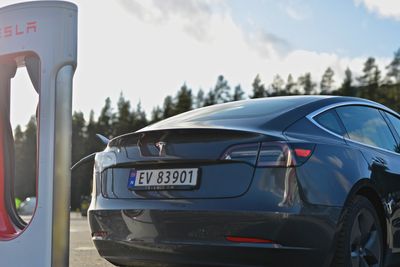 Tesla Model 3 på en Supercharger.