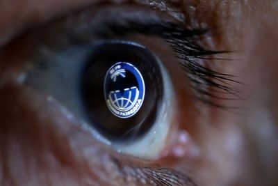 Svenske myndigheter anklager formelt russisk etterretning for å stå bak et datainnbrudd. Logoen som «reflekteres» i dette øyet skal egentlig tilhøre spesialstyrkene til den militære etterretningsorganisasjonen GRU, også kjent som Spetsnaz GRU.