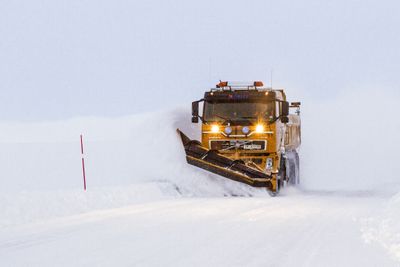 Brøytebil på Kongsfjordfjellet i Tana i Finnmark.