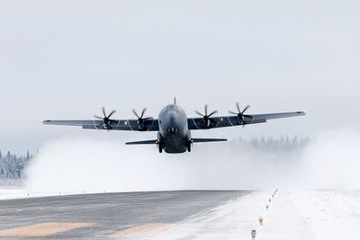 Et C-130J fra 335 skvadron tar av fra Rena i 2016.
