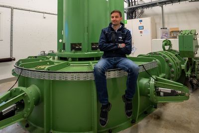 – Drikkevannet fra Svartavatnet går gjennom to turbiner før det kommer ned til vannbehandlingen, sier produksjonsleder Thomas Eriksson. Dette er den nederste turbinen, av peltontypen.
