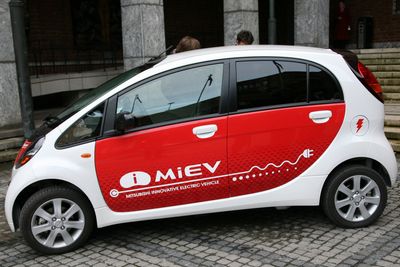 Den drøyeste batteriprisen finner vi for Mitsubishi i-MiEV. Komplett batteripakke til bilen koster rundt 130 prosent av bilens nypris.