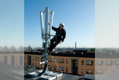 En av Netel-montørene i gang med arbeid på en mobilantenne på et hustak. 