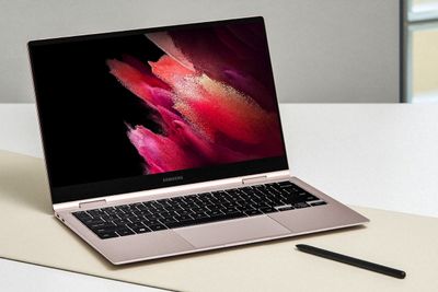 Toppmodellen: Galaxy Book Pro360 er ørlite over kiloen, men svært batteri, AMOLED-skjerm, 5G og flere Samsung-innovasjoner burde være attraktivt for mange.