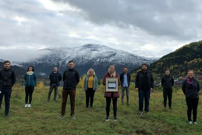 Kundebehandlerne hos Sognenett har dratt i land prisen som best i landet, på tvers av alle bransjer. Her fotografert etter å ha fått diplom i fjorårets kåring. 