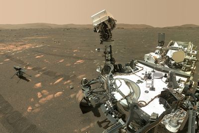 Mars-helikoptert Ingenuity og roveren Perseverance.