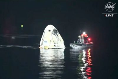 Romkapselen med fire astronauter fra Den internasjonale romstasjonen (ISS) landet i havet utenfor Florida natt til søndag.