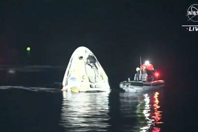 Romkapselen med fire astronauter fra Den internasjonale romstasjonen (ISS) landet i havet utenfor Florida natt til søndag.
