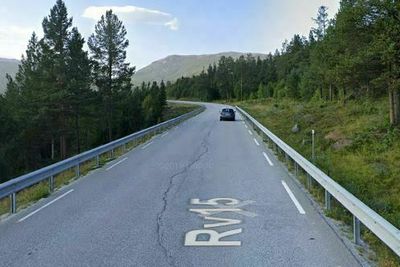 Riksvei 15 i Skjåk kommune, sør for Billingen med utsyn nordover. En av strekningene som skal rustes opp. 