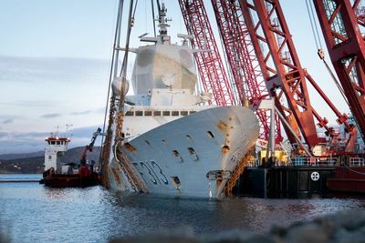 KNM Helge Ingstad sank etter kollisjon med tankskipet TS Sola. Her fra bergingen i mars 2019.