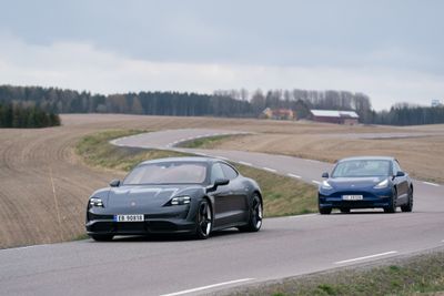 Vi sammenlikner Porsche Taycan Turbo S og Tesla Model 3 Performance i denne ukens podkast.