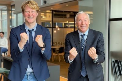 Humor er viktig for arbeidsmiljøet, mener administrerende direktør i Sopra Steria, Kjell Rusti (t.h.). It-selskapet inviterte derfor blant annet inn komiker Christian Mikkelsen da de hadde kunnskapsfestival.