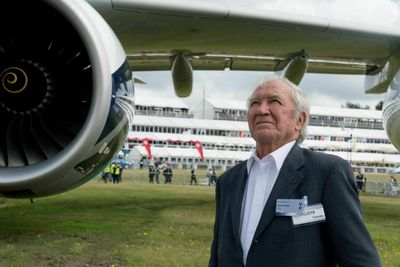 Bernard Ziegler (1933-2021) mottok i 2012 en ærespris på Farnborough Air Show.