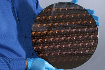 Silisiumskive med mange mikrobrikker basert på IBMs nye 2 nanometers prosessteknologi.