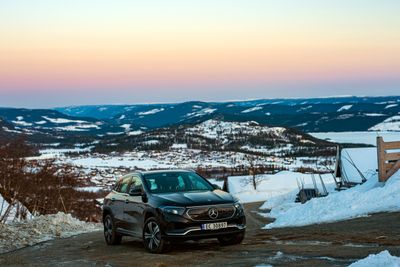 Mercedes-Benz EQA har imponerende ladeegenskaper, men holdes tilbake av at bilen ikke er bygget på en dedikert elbilplattform. Bildet er fra Beitostølen.