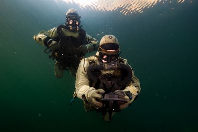 Operatører fra Marinejegerkommandoen under dykketrening på Haakonsvern orlogsstasjon utenfor Bergen i 2016.