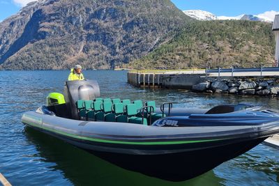Tilbyr elturisme: Frank Ole Bonsaksen og familien tilbyr turister omvisning i den nye helelektriske båten. Den veier ikke mer enn 1320 kilo inklusive motor og batterier takket være skroget i karbonfiber.