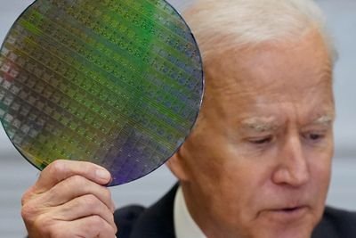 USA har innført eksportrestriksjoner som begrenser Kinas mulighet til å kjøpe og produsere avanserte databrikker, noe Kina mener er urimelig. Her holder USAs president Joe Biden opp en silisiumskive med databrikker på et møte om halvledermangelen.