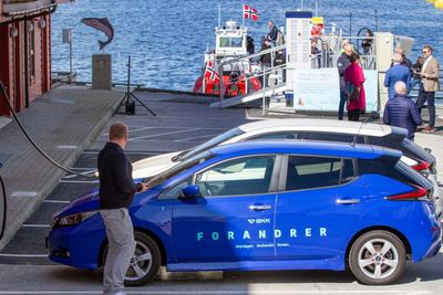 Bildet viser hvordan den kombinerte lynladeren er organisert. Innen en radius på 20-30 meter kan du lade bilen på land og båten ute ved kaien.