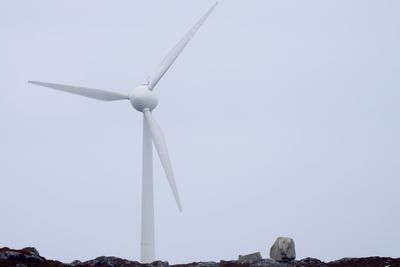 Den ene av to vindturbiner på Utsira. Helge Ryggvik ved UiO mener oljeingeniører har overførbar kompetanse for vindbransjen.