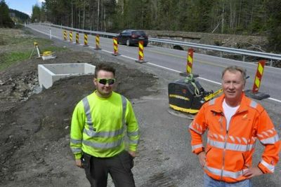Tov Tronrud og Hans Olav Dalen i Vegvesenet ved nytt bomsted på Nedre Jerpetjønn.