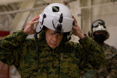 General David H. Berger, sjef for US Marine Corps, forbereder seg på en prøvetur med marinekorpsets nye CH-53K King Stallion-helikopter i mars.