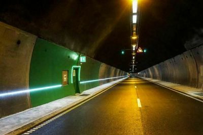 Korslundtunnelen, Morskogtunnelen og Espatunnelen på E6 oppgraderes med moderne rømningslys i sommer.