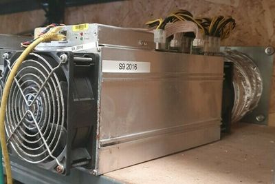Én av rundt hundre datamaskiner som ble brukt til utvinning av kryptovaluta i Sandwell, England