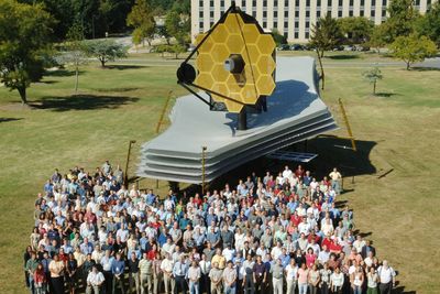 En tidlig fullskalamodell av James Webb Space Telescope viser hvor stort det egentlig er.