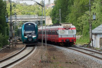 Mange av de gamle 69-togsettene endte opp på verkstedet på Sundland i Drammen forrige vinter.