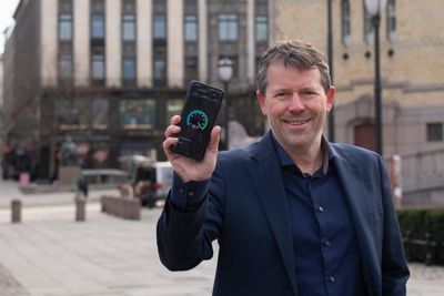 Barn og unge bruker strømmetjenester som aldri før, sier Ric Brown, mobildirektør i Telenor Norge. Her er mobildirektøren avbildet mens han demonstrerer Telenors 5G-nett i Oslo