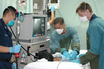 Et medisinsk team fra US Navy i ferd med å gjennomføre endoskopi på en pasient. Selv om undersøkelsen er ufarlig, er den krevende og ikke minst ubehagelig for pasientene.