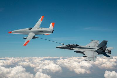 Et F/A-18F Super Hornet fra US Navy mottar drivstoff fra en MQ-25-testddrone 4. juni 2021.