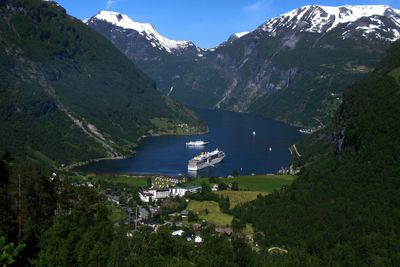 Geiranger: Et av Norges mest populære reisemål. Nå skal ei bru på Geirangerveien rehabiliteres uten at det skaper kluss for turisttrafikken.