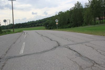 Slik var tilstanden til en fylkesvei i Nord-Odal kommune i Innlandet i juni 2021.