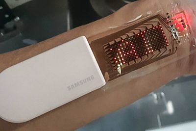 Dette er en prototyp, men Samsung vil jobbe videre med sensorer og skjermer som kan limes på huden. Det gir stor nøyaktighet og lange måleserier og kan bety et nytt nivå i helseovervåkning.