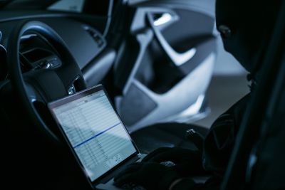 Hacking av bilens datasystem kan skje fra en annen datamaskin på et helt annet sted enn der bilen befinner seg. 