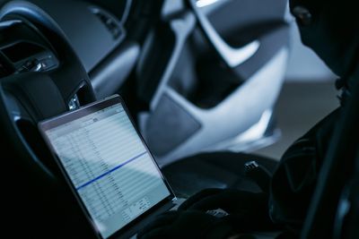 Hacking av bilens datasystem kan skje fra en annen datamaskin på et helt annet sted enn der bilen befinner seg. 