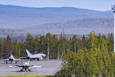 To tyske Eurofighter Typhoon sammen med et finsk F/A-18 Hornet gjør seg klar til avgang i Rovaniemi i forbindelse med ACE-21.