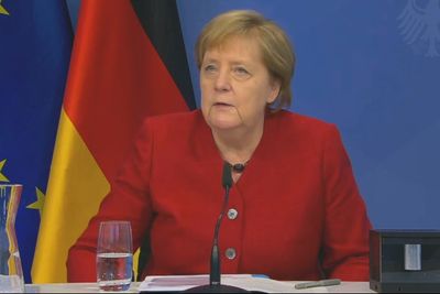 Tysklands forbundskansler Angela Merkel under innvielsen av Europas kraftigste kvantedatamaskin. Hun har en modell av kvantedatamaskinen ved siden av seg.