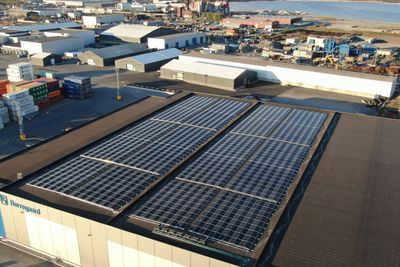 Anlegget som Solcellespesialisten har installert her havna på Øra i Fredrikstad har en forventet årsproduksjon på 860 000 kWh, noe som utgjør 57 prosent av dagens energiforbruk på Øra-terminalen.