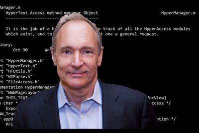 Webens far, Tim Berners-Lee, foran kildekoden til den aller første nettleseren. Det er denne kildekoden som nå kan kjøpes som en «non-fungible token». Fotografiet av Berners-Lee er fra et besøk i Oslo i 2012.
