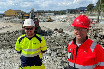 Byggeleder Allan Emil Nyheim i Statens vegvesen (til høyre), og anleggsleder Glenn Minde i hovedentreprenør Vassbakk & Stol.
