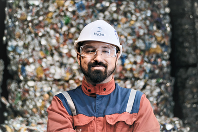 Vi trenger ikke bare flere materialer, men mer bærekraftige materialer – skaffet på en ansvarlig måte, produsert med lave utslipp, resirkulerbare og mer holdbare. Her fra Hydros resirkuleringsvirksomhet i Neuss og Philip Wolf. 