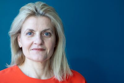 Forbrukerdirektør Inger Lise Blyverket reagerer på strømselskapenes høye fakturagebyrer. 
