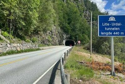 Veien ved E39 Litle-Urdaltunnelen nord for Bergen blir åpnet etter en uke.